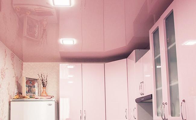Розовый натяжной глянцевый потолок на кухню