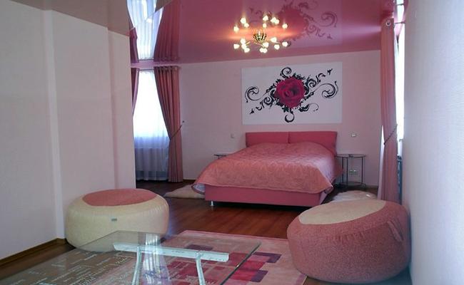 Розовый глянцевый потолок в спальне