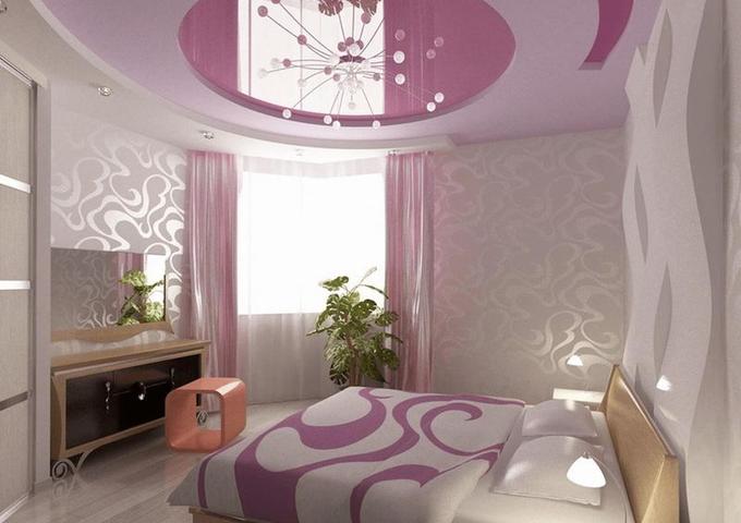 Фото Розовый потолок в спальне глянец