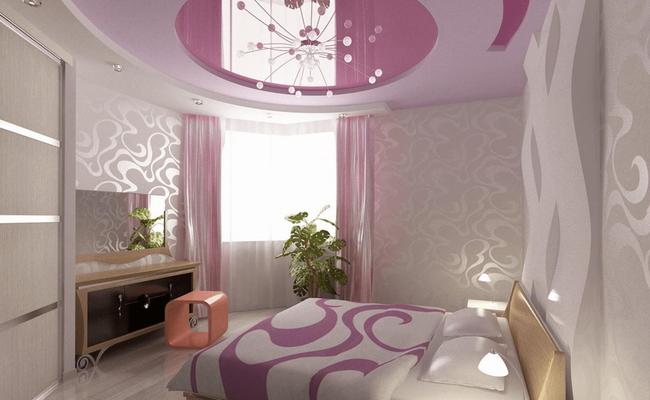 Розовый потолок в спальне глянец