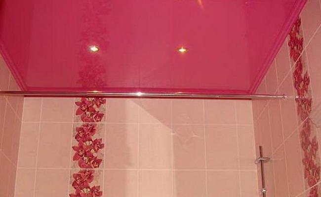 Розовый натяжной потолок в ванной глянец