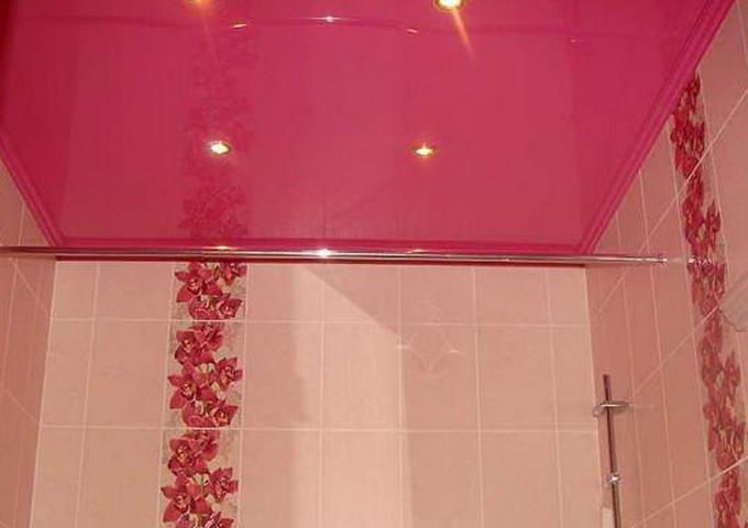 Изображение Розовый натяжной потолок в ванной глянец