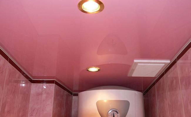 Розовый й потолок в ванной глянец