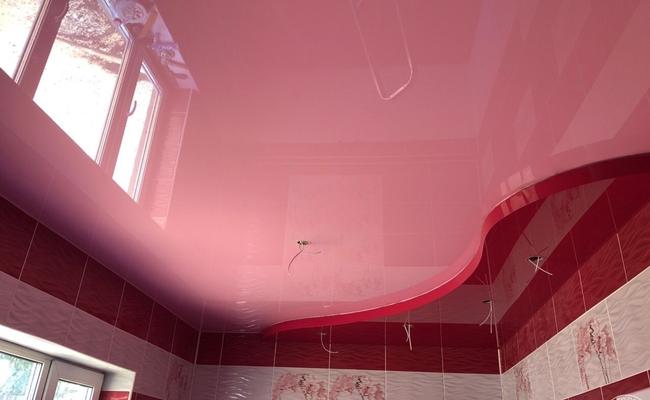 Розовый потолок в ванной глянец