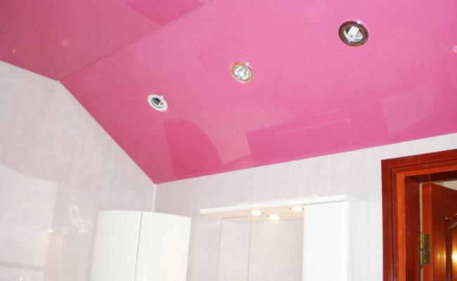 Розовый натяжной потолок в ванной комнате