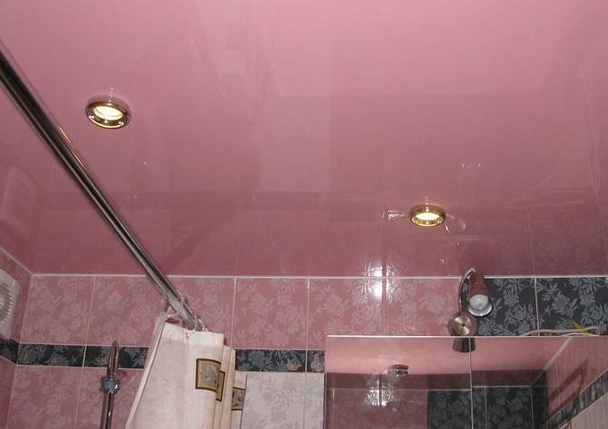Изображение Розовый натяжной потолок в ванной