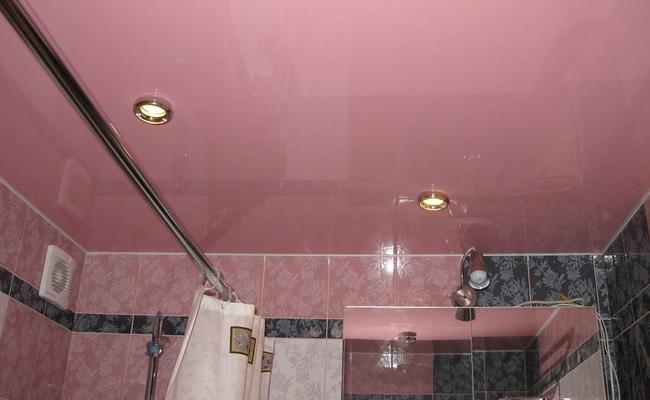Розовый натяжной потолок в ванной