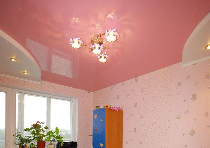 Картинка Розовый натяжной потолок в детской