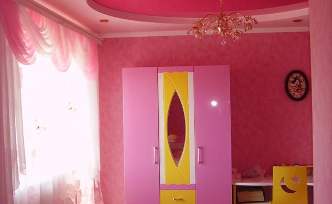 Розовый натяжной потолок в детской комнате