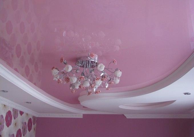 Изображение Розовый потолок в гостиную комнату глянец