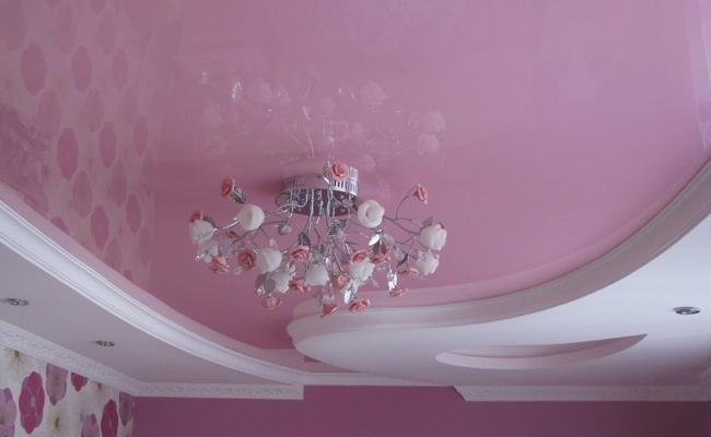 Розовый потолок в гостиную комнату глянец