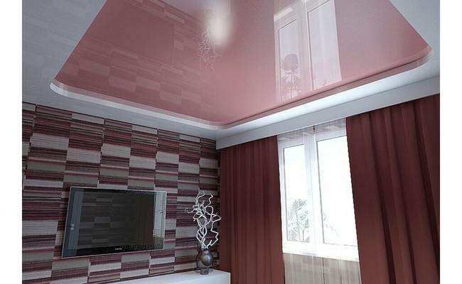 Розовый потолок в гостиную комнату
