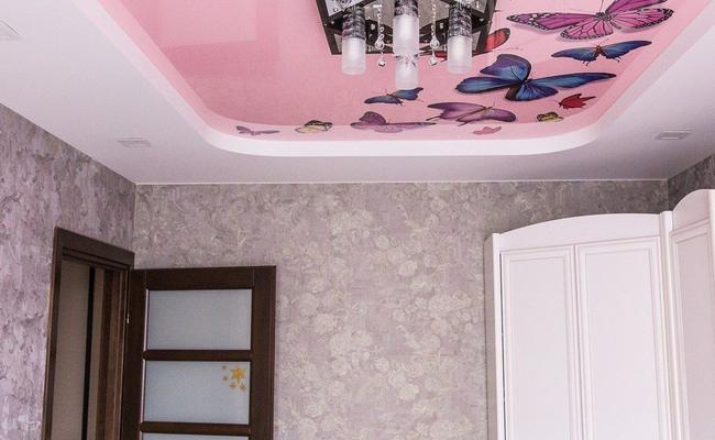 Розовый потолок в гостиную комнату глянцевый цвет