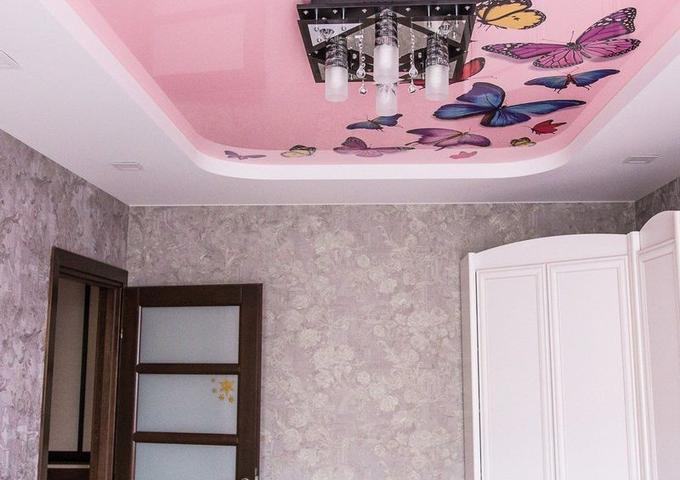 Картинка Розовый потолок в гостиную комнату глянцевый цвет