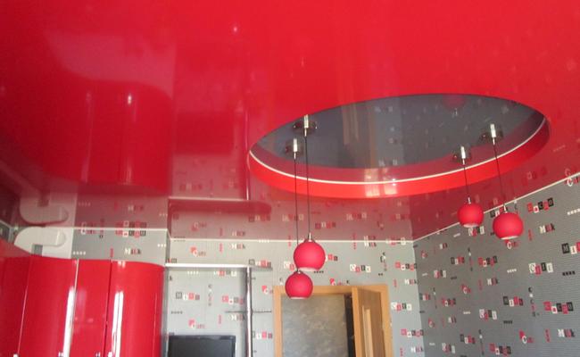 Потолок красный на кухню