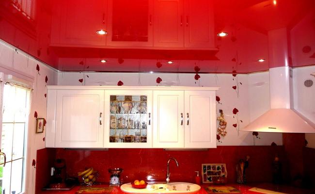 Потолок глянцевый красный на кухню
