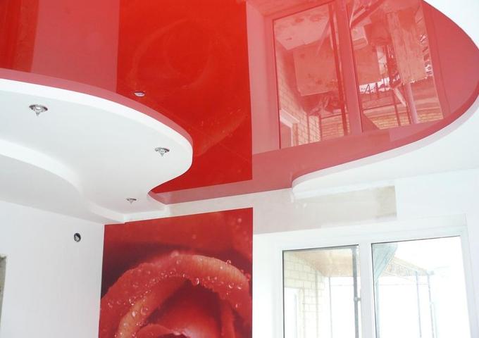 Картинка Потолок глянцевый красный в спальне