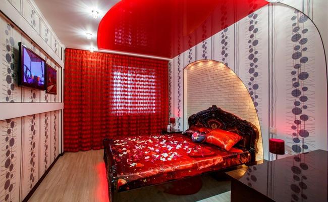 Потолок красный в спальне глянец