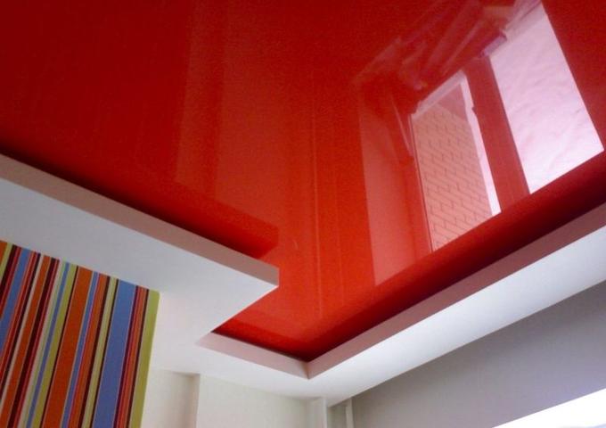 Картинка Потолок красный в детскую комнату глянцевый