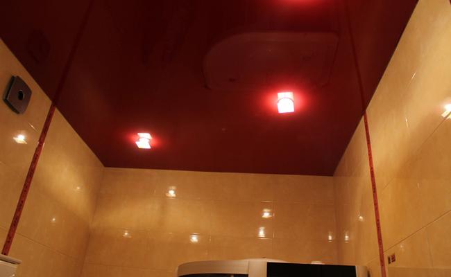 Потолок красный цвет в ванную комнату