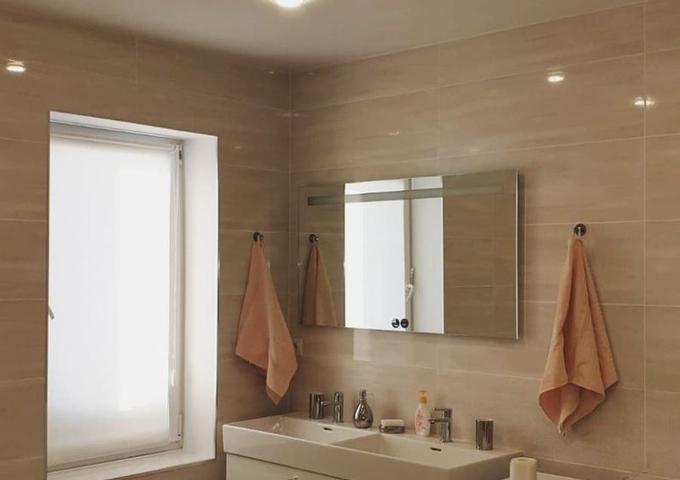 Изображение Ванная комната потолок бежевый глянец