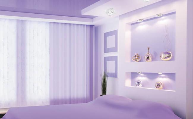 Фиолетовый потолок в спальню глянцевый цвет