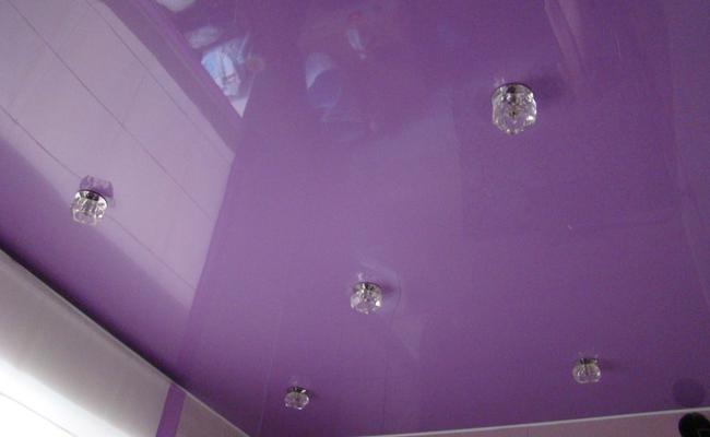 Фиолетовый потолок в ванну глянцевый