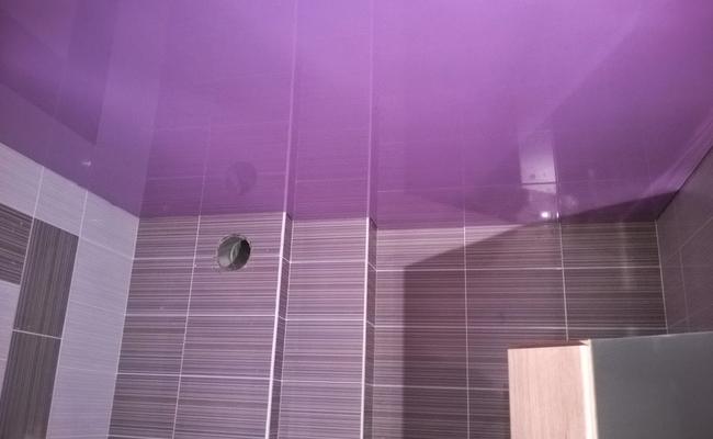 Фиолетовый потолок в ванну