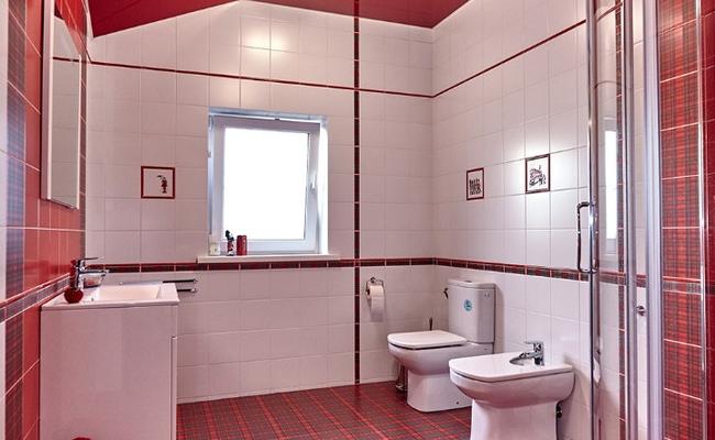 Потолок красный цвет в ванную