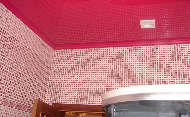 Потолок глянец красный цвет в ванную