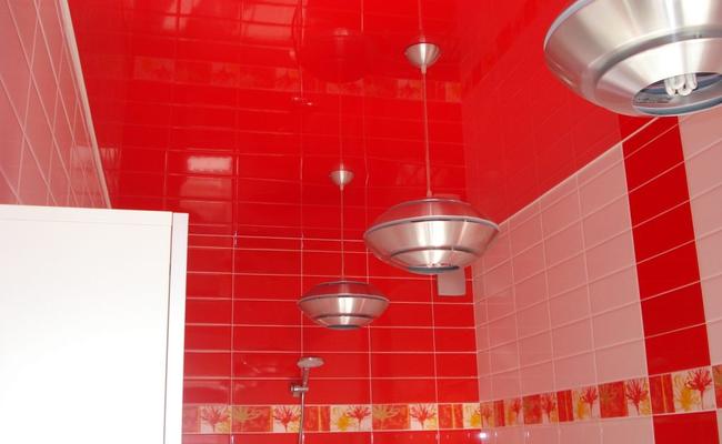 Потолок глянец красный цвет в ванную комнату