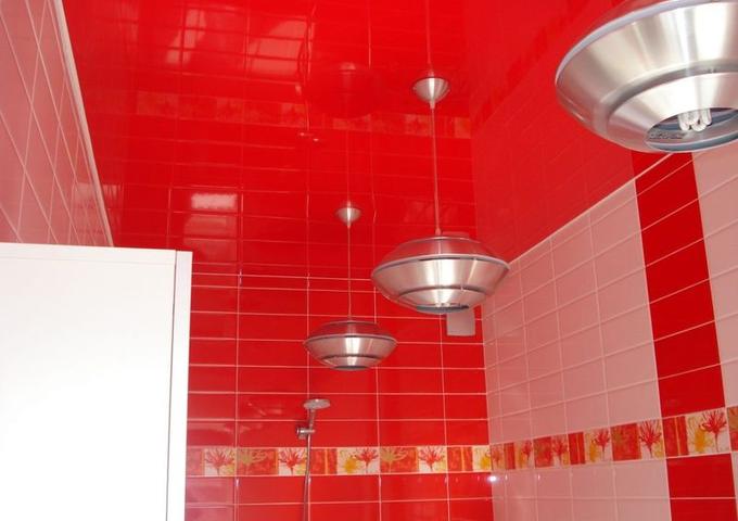 Картинка Потолок глянец красный цвет в ванную комнату
