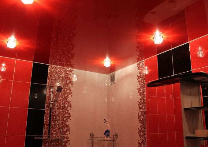 Картинка Потолок красный в ванную комнату