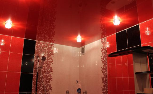 Потолок красный в ванную комнату