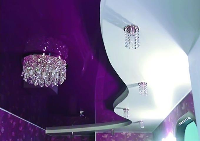 Картинка Глянцевый потолок в зал фиолетовый