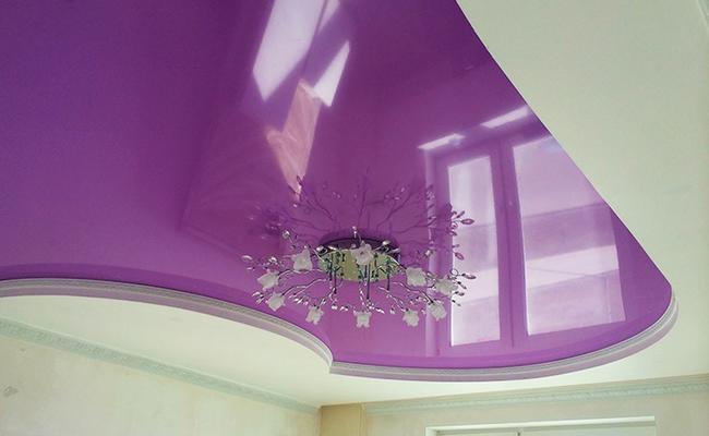 Глянцевый потолок гостиная фиолетовый