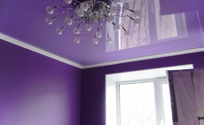 Глянцевый потолок гостиная фиолетовый