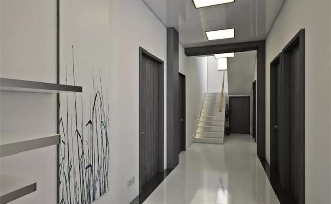 Бело-серый потолок глянец в коридор