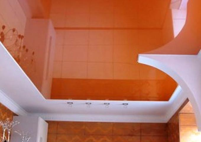 Фото Глянцевый потолок оранжевый кухня