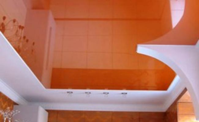 Глянцевый потолок оранжевый кухня