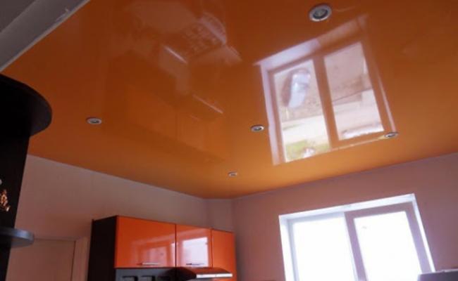 Глянцевый потолок оранжевый на кухне