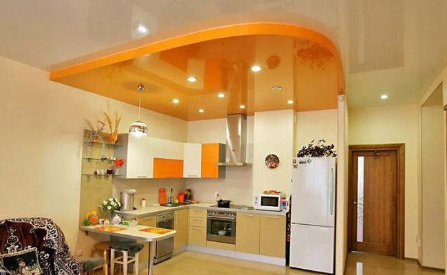 Глянцевый потолок оранжевый на кухне двухуровневый