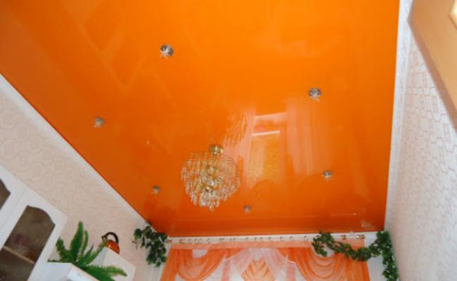 Глянцевый потолок оранжевый на кухне двухуровневы