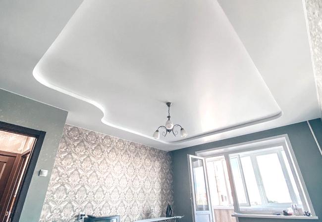Двухуровневый белый натяжной потолок в Гродно