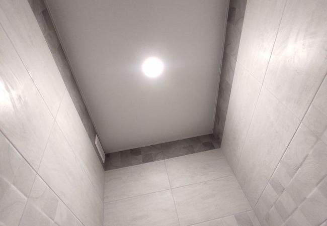 Матовый потолок со светодиодной панелью в санузле в Гомеле - цена и фото