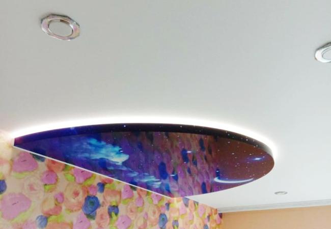 Двухуровневый потолок с фотопечатью и цветной подсветкой - цена и фото