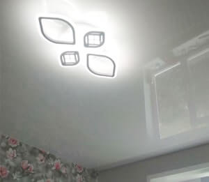 Натяжной потолок со светильником
