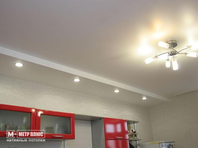 сатиновый потолок ступенькой на кухне