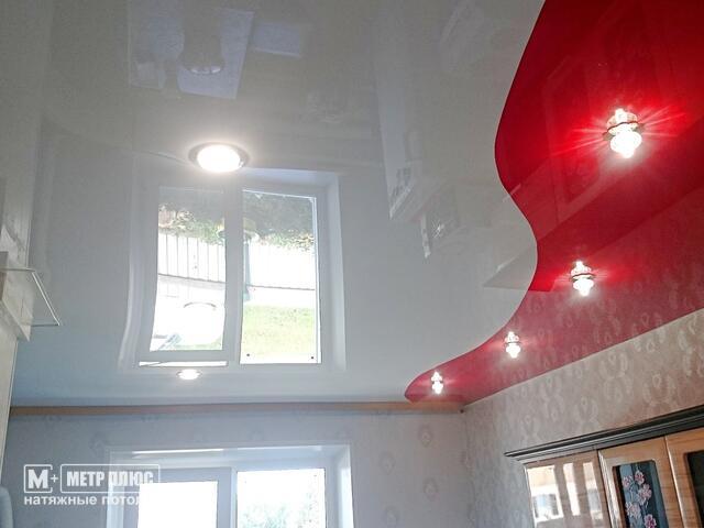 Комбинированный волной потолок красный с белым